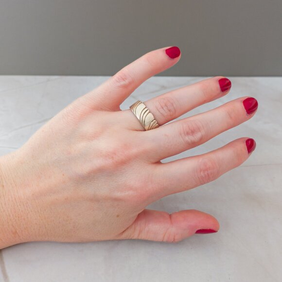 Sterling Silver Carved Band – Signed SY (Steve Yellowhorse), Size 8 - Picture 9 of 9